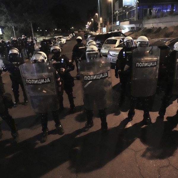 Κλιμακώνεται η κρίση στη Σερβία: Πέμπτη νύχτα διαδηλώσεων με βία&hellip;
