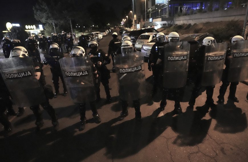Κλιμακώνεται η κρίση στη Σερβία: Πέμπτη νύχτα διαδηλώσεων με βία και φωτιές