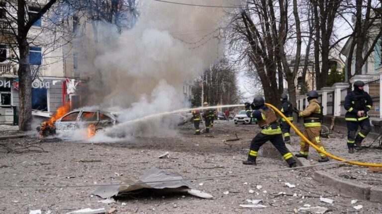 Νέο μπαράζ ρωσικών επιθέσεων στην Ουκρανία