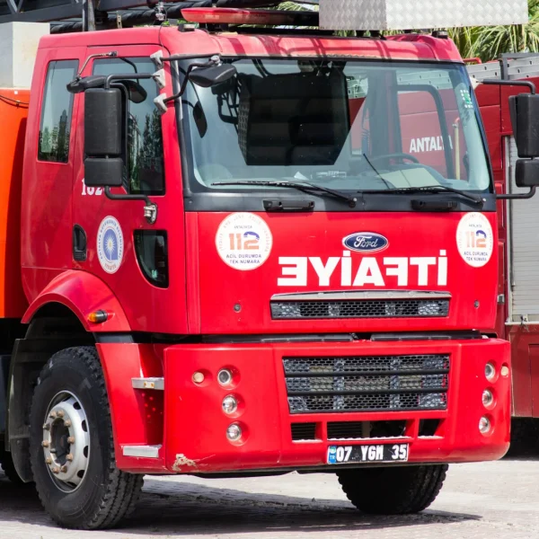 Φωτιά στα Δαρδανέλλια: Εκκενώσεις, διακοπή ναυσιπλοΐας και απειλή για κατοικίες