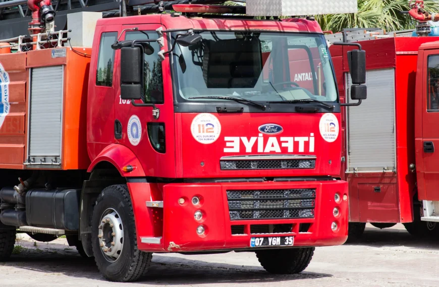 Φωτιά στα Δαρδανέλλια: Εκκενώσεις, διακοπή ναυσιπλοΐας και απειλή&hellip;