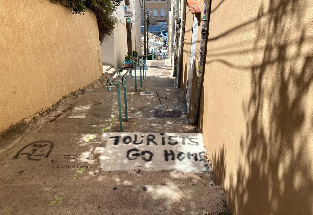 «Τουρίστα, γύρνα σπίτι σου!»