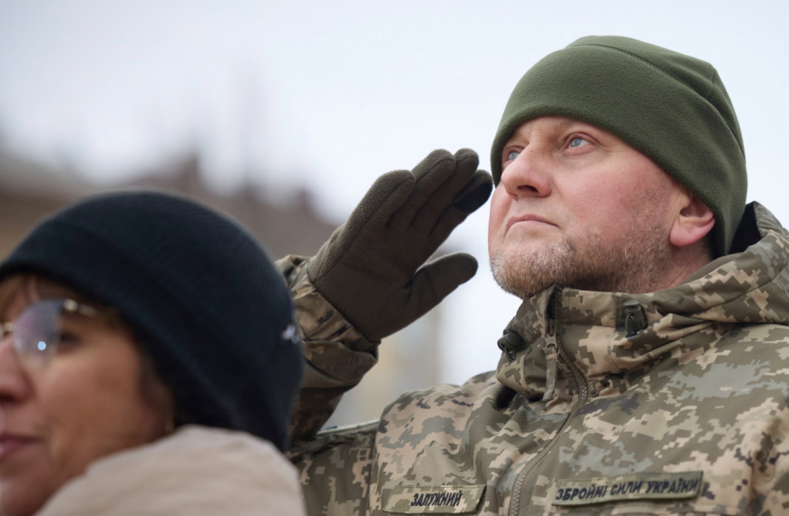 Βαλέρι Ζαλούζνι: Ο πρώην στρατηγός που όλοι πιστεύουν πως θα διαδεχθεί το…