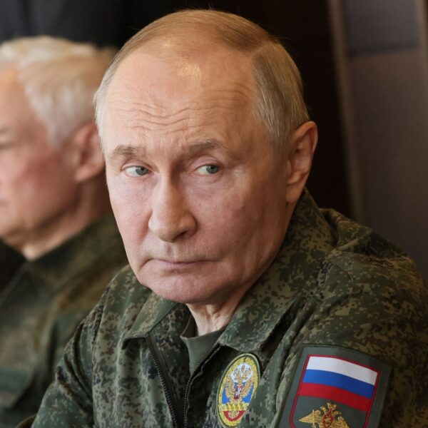 Ο Πούτιν παρακολουθεί τις στρατιωτικές ασκήσεις Ρωσίας-Λευκορωσίας «Zapad-2025» με τη…