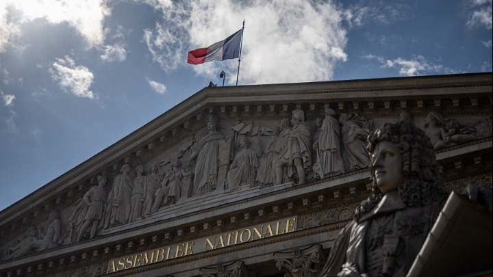 Ανάλυση / Γιατί δεν μας ενδιαφέρει η κρίση στη Γαλλία; – (ενώ θα έπρεπε)