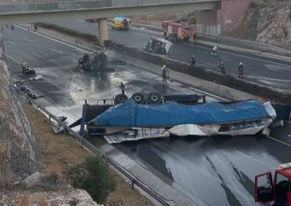Σοβαρό τροχαίο με ανατροπή και φωτιά σε νταλίκα – Κλειστή η Εθνική Οδός…