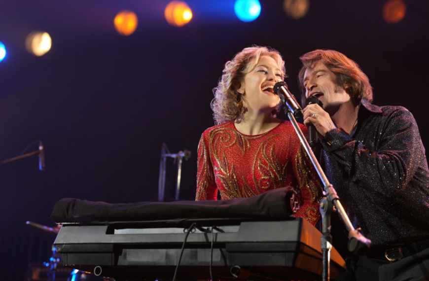 «Song Sung Blue»: Ο Χιου Τζάκμαν, η Κέιτ Χάντσον και η ακαταμάχητη…