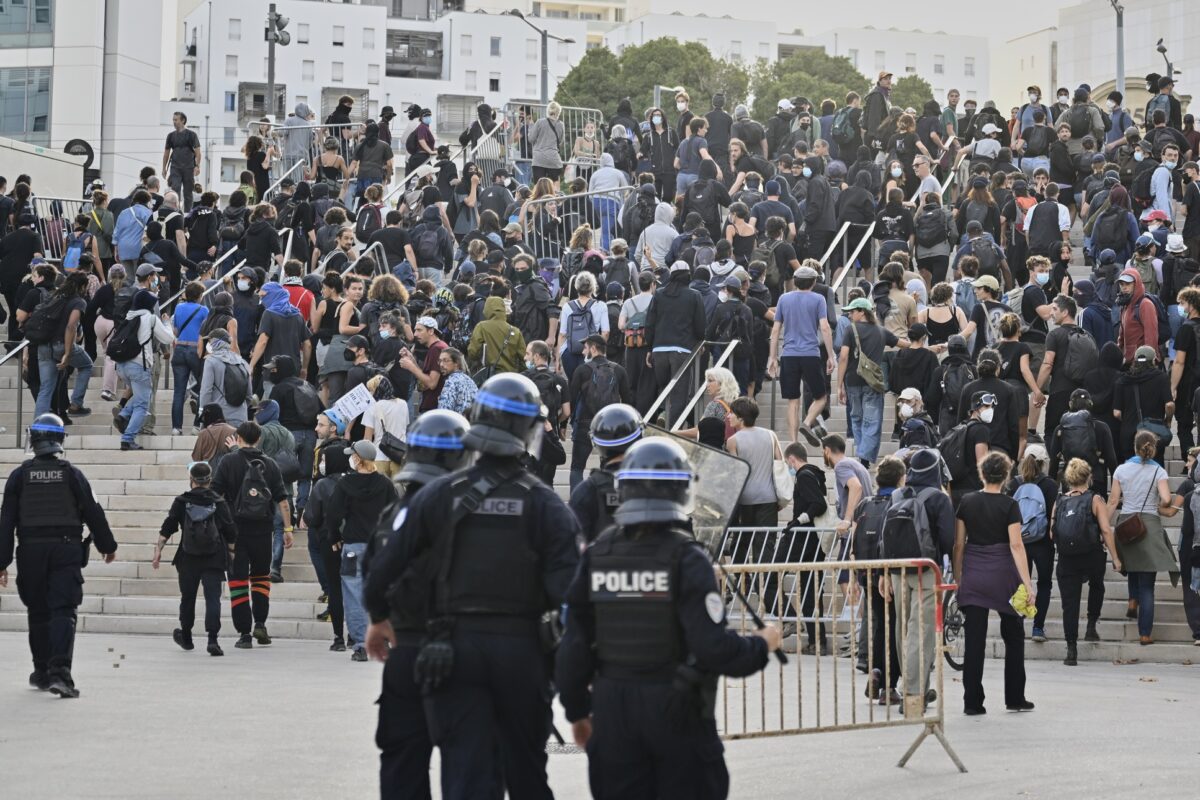Γαλλία: Οργή λαού κατά Μακρόν, μεγάλες διαδηλώσεις – «Μπλοκάρουμε τα πάντα»