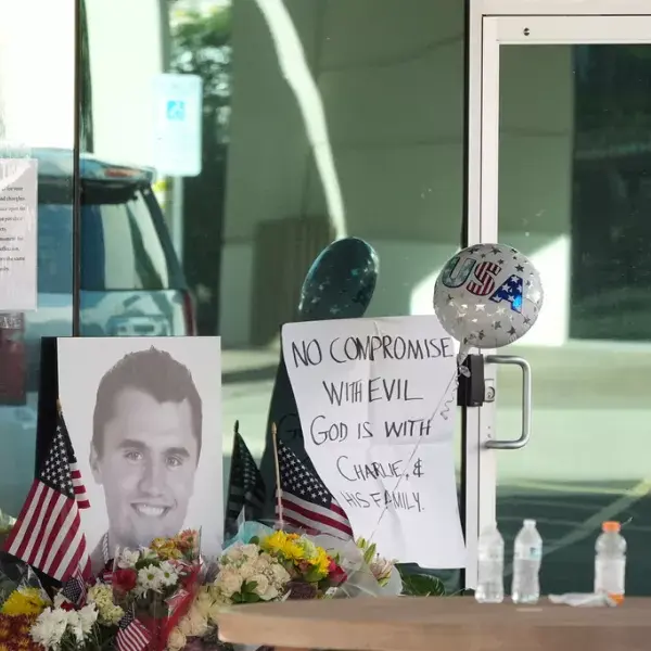 Τσάρλι Κερκ: Ένας νέος ματωμένος κρίκος στην αλυσίδα πολιτικής βίας&hellip;