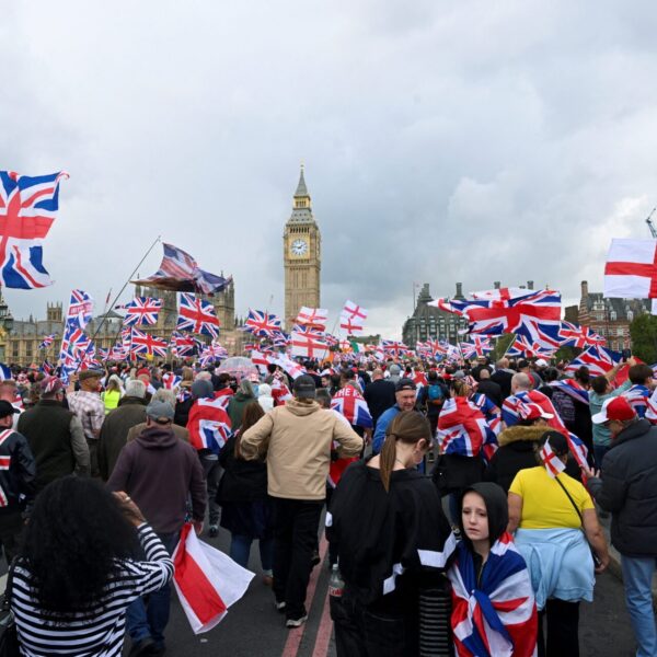 Μαζική πορεία ακροδεξιών στο Λονδίνο – Ισχυρή αντιφασιστική κινητοποίηση