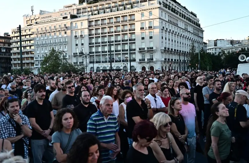 Μαζική συγκέντρωση στο Σύνταγμα για τον Πάνο Ρούτσι