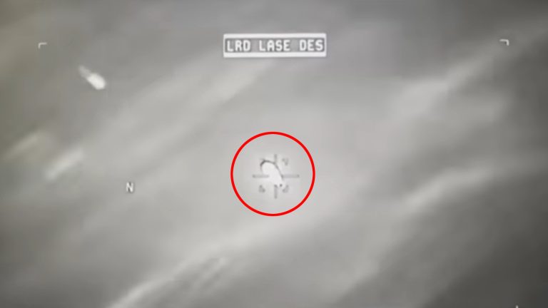 Βίντεο δείχνει μυστηριώδες άγνωστης ταυτότητας αντικείμενο να αψηφά πύραυλο Hellfire (vid)